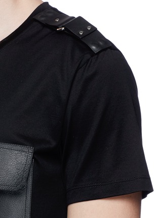 Detail View - Click To Enlarge - VALENTINO GARAVANI - Leather patch pocket T-shirt