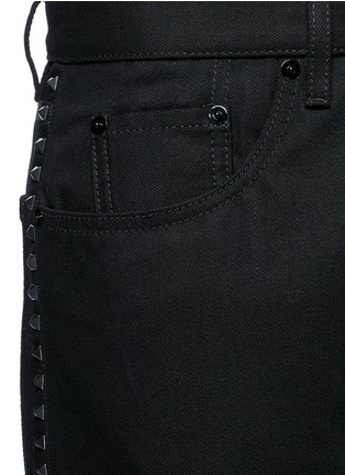 Detail View - Click To Enlarge - VALENTINO GARAVANI - 'Rockstud Untitled 06 Noir' raw jeans