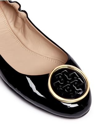 Detail View - Click To Enlarge - TORY BURCH - 'Twiggie' metal logo patent leather ballet flats