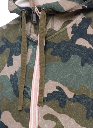 Detail View - Click To Enlarge - VALENTINO GARAVANI - Selvedge trim camouflage print zip hoodie