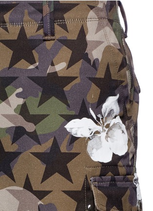 Detail View - Click To Enlarge - VALENTINO GARAVANI - 'Camustars' butterfly print cotton cargo shorts