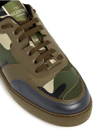 Detail View - Click To Enlarge - VALENTINO GARAVANI - Camouflage print leather canvas sneakers