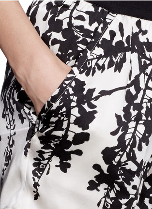Detail View - Click To Enlarge - ANN DEMEULEMEESTER - Floral print silk shorts