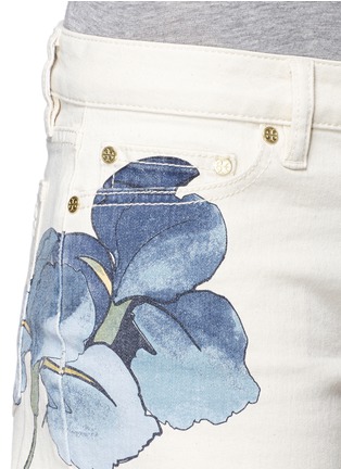 Detail View - Click To Enlarge - TORY BURCH - 'Amanda' floral print denim shorts