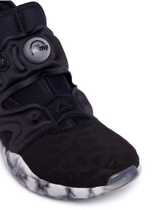 Detail View - Click To Enlarge - REEBOK - 'The Pump Izarre' marble print mesh sneakers