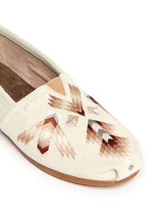 Detail View - Click To Enlarge - TOMS - Bone Arrow suede Classic slip-ons