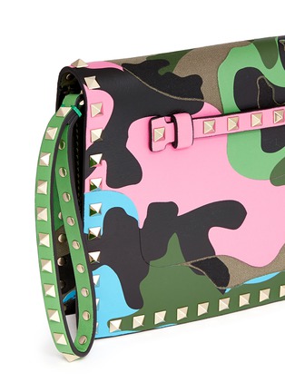 Detail View - Click To Enlarge - VALENTINO GARAVANI - 'Camupsychedelic Rockstud' leather flap clutch