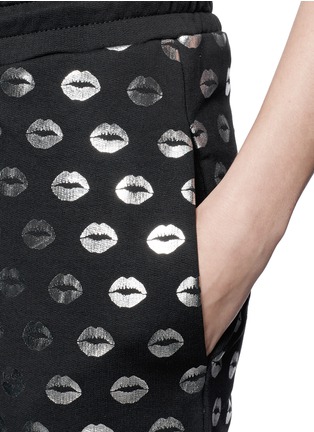 Detail View - Click To Enlarge - MARKUS LUPFER - Smacker lip foil print jogging pants