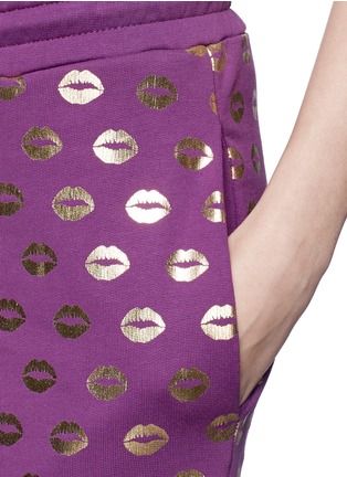 Detail View - Click To Enlarge - MARKUS LUPFER - Smacker lip foil print jogging pants