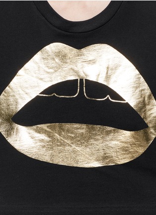 Detail View - Click To Enlarge - MARKUS LUPFER - 'Lara Lip' foil print cropped T-shirt