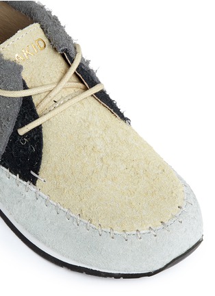 Detail View - Click To Enlarge - AKID - 'Stone' colourblock suede toddler moccasin boots