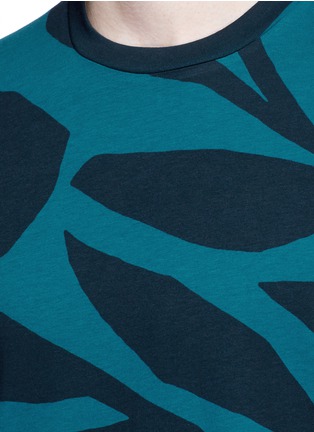 Detail View - Click To Enlarge - OAMC - Leaf print poplin hem T-shirt