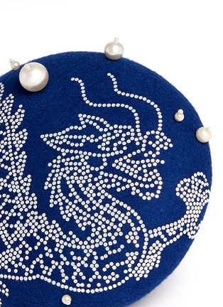Detail View - Click To Enlarge - PIERS ATKINSON - Faux pearl strass dragon pillbox hat