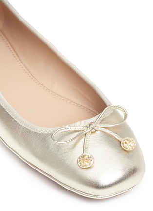 Detail View - Click To Enlarge - TORY BURCH - 'Laila' bow metallic leather driver ballerinas