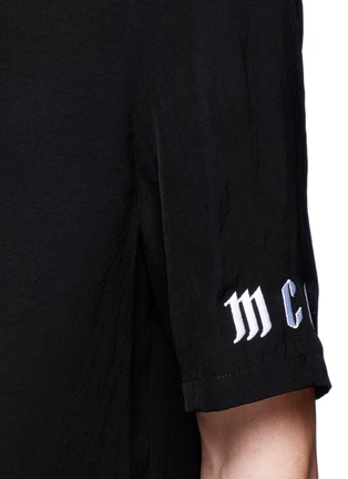Detail View - Click To Enlarge - MC Q - 'Billy' logo embroidered shirt