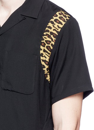Detail View - Click To Enlarge - 73088 - Leopard print shoulder tencel Cuban shirt