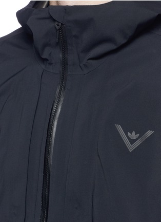 Detail View - Click To Enlarge - ADIDAS BY WHITE MOUNTAINEERING - Reflective logo print GORE-TEX® hooded jacket