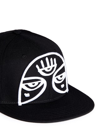 Detail View - Click To Enlarge - HACULLA - 'Minds Eye' embroidery appliqué snapback cap