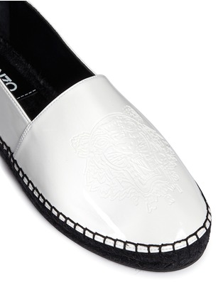 Detail View - Click To Enlarge - KENZO - Embossed tiger head patent espadrille slip-ons