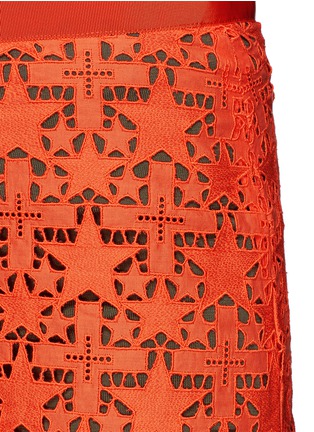 Detail View - Click To Enlarge - SACAI - Knit shorts underlay star lace skirt