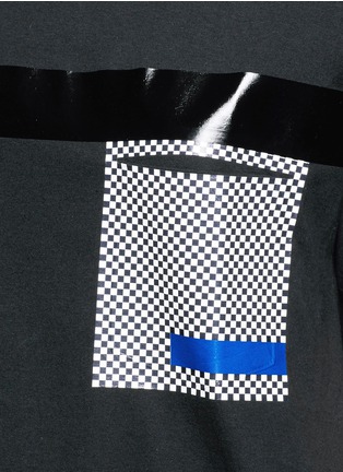 Detail View - Click To Enlarge - TOGA ARCHIVES - Glossy checkerboard pocket T-shirt
