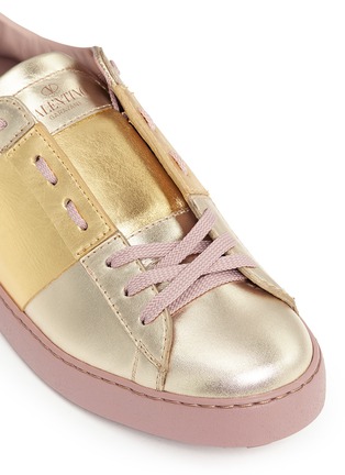 Detail View - Click To Enlarge - VALENTINO GARAVANI - 'Rockstud' contrast panel leather sneakers