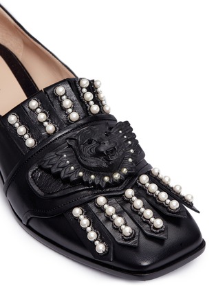 Detail View - Click To Enlarge - GUCCI - GG pearl heel lion head kiltie fringe pumps