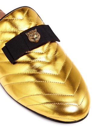Detail View - Click To Enlarge - GUCCI - Tiger head bow metallic leather mules