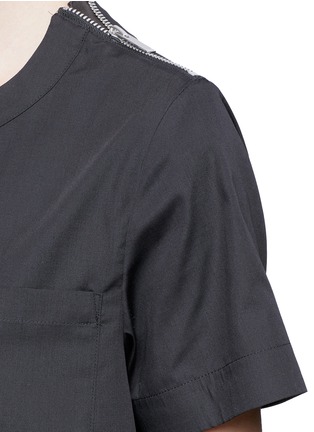 Detail View - Click To Enlarge - SACAI - Belted pleat back collarless poplin shirt