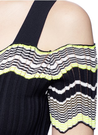 Detail View - Click To Enlarge - COMME MOI - Zigzag stripe cold shoulder knit top