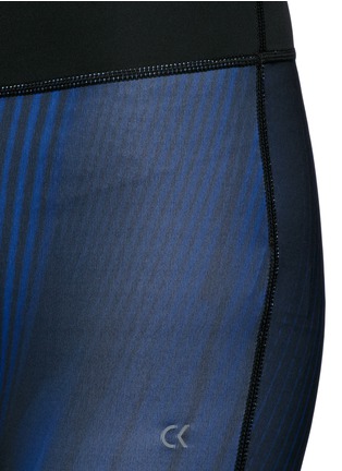 Detail View - Click To Enlarge - CALVIN KLEIN PERFORMANCE - Mesh panel stripe print performance leggings