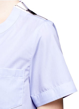 Detail View - Click To Enlarge - SACAI - Belted pleat back collarless poplin shirt