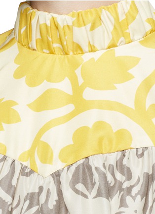 Detail View - Click To Enlarge - CHICTOPIA - Forest print ruffle hem V-back shirt