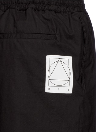 Detail View - Click To Enlarge - MC Q - Geometric logo patch cotton shorts