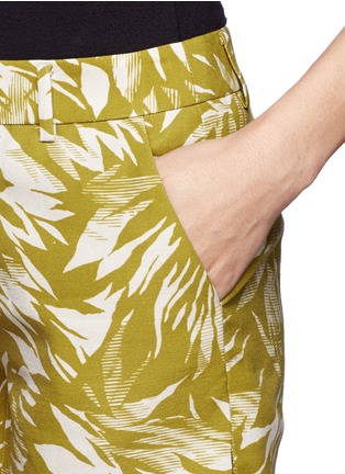 Detail View - Click To Enlarge - JASON WU - Botanical print crepe shorts