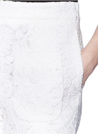 Detail View - Click To Enlarge - CHLOÉ - Patch pocket embroidery guipure lace shorts