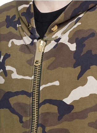 Detail View - Click To Enlarge - PALM ANGELS - Camouflage print maxi puller zip hoodie
