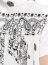 Detail View - Click To Enlarge - SACAI - Bandana print pleat back linen T-shirt