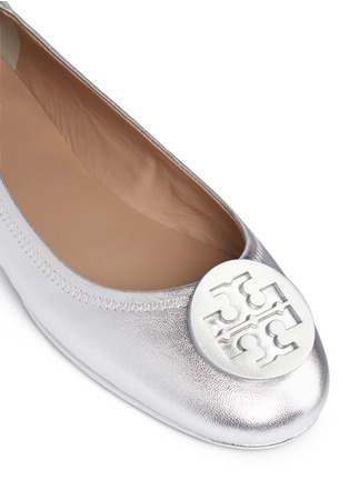 Detail View - Click To Enlarge - TORY BURCH - 'Minnie Travel' metallic leather ballet flats