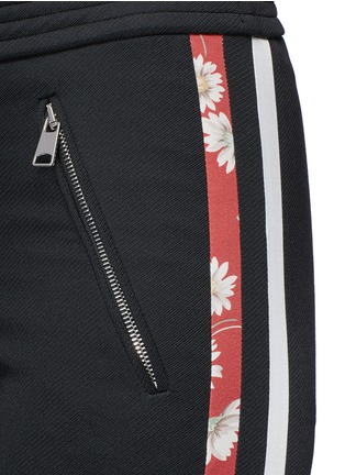 Detail View - Click To Enlarge - ALEXANDER MCQUEEN - Floral print silk satin stripe jersey pants