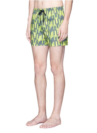 Figure View - Click To Enlarge - DANWARD - Mid length arrow print swim shorts