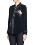 Front View - Click To Enlarge - COMME MOI - Swan embroidered satin back crepe shirt