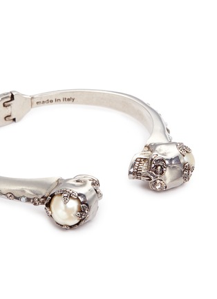 Detail View - Click To Enlarge - ALEXANDER MCQUEEN - Twin skull faux pearl bangle