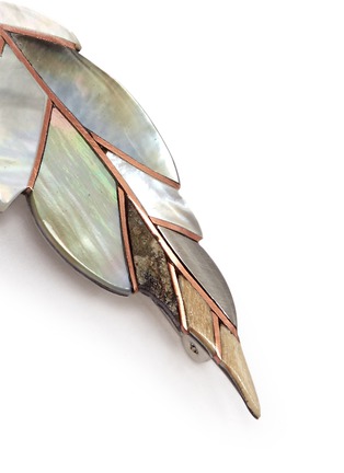 Detail View - Click To Enlarge - NIIN - 'Ajei' mixed shell feather brooch