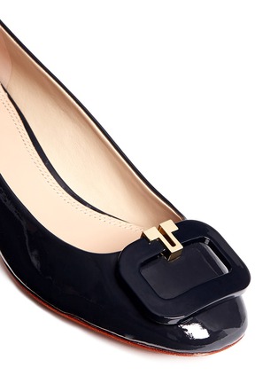 Detail View - Click To Enlarge - TORY BURCH - Metal logo patent leather pumps