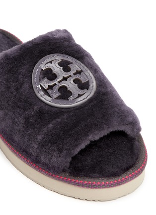 Detail View - Click To Enlarge - TORY BURCH - Logo patch shearling slippers