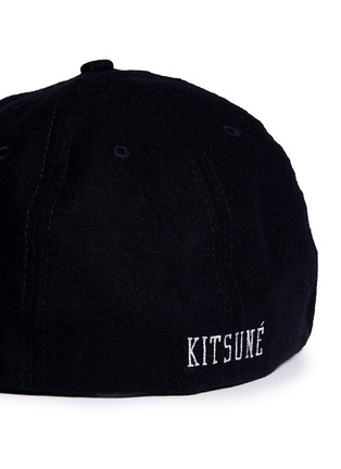 Detail View - Click To Enlarge - MAISON KITSUNÉ - Initial embroidery 19Twenty cap