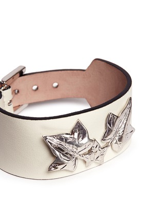 Detail View - Click To Enlarge - ALEXANDER MCQUEEN - Ivy leaf leather bracelet