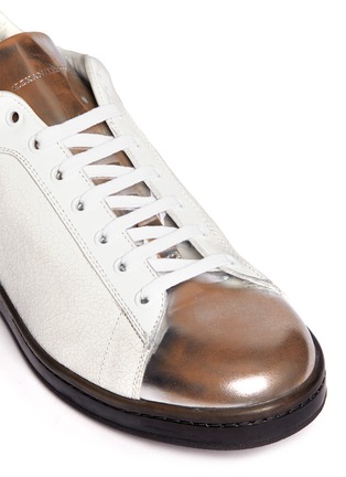 Detail View - Click To Enlarge - ALEXANDER MCQUEEN - Mirror trim cracked leather sneakers