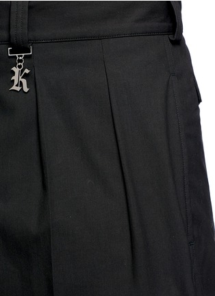 Detail View - Click To Enlarge - CHRISTOPHER KANE - Logo charm pleated wide leg pants